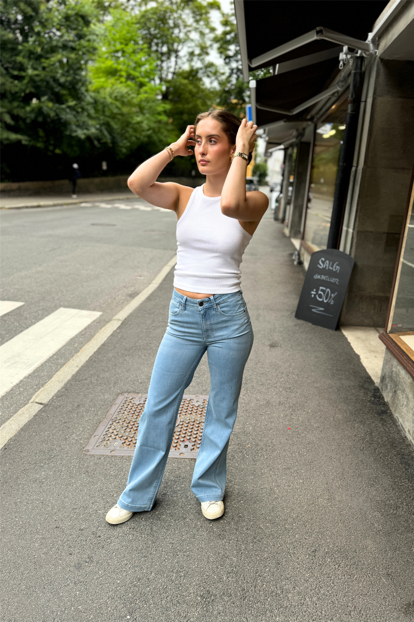The VICTORIA Jean Light Blue