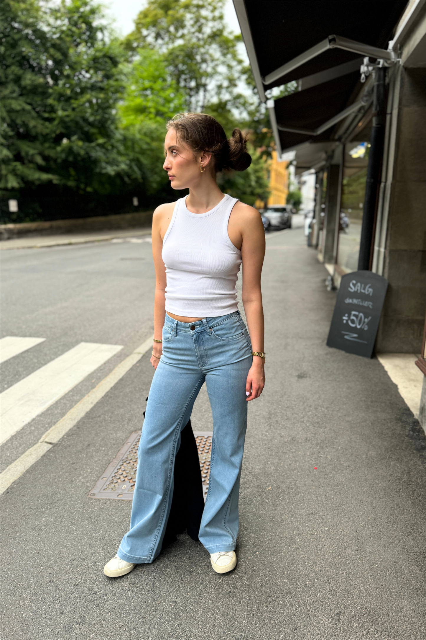 The VICTORIA Jean Light Blue