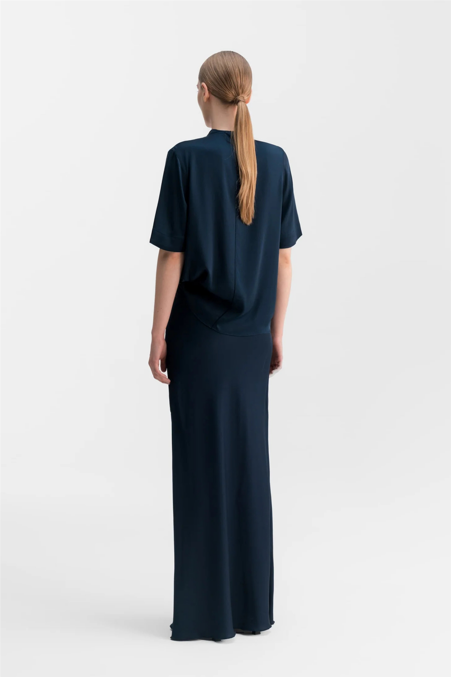 Ahlvar Gallery Lima silk tee Midnight Blue