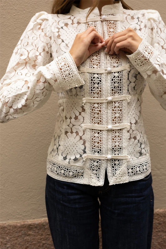 Amora Blouse Chantilly Lace.
