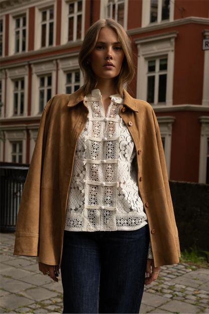 Amora Blouse Chantilly Lace