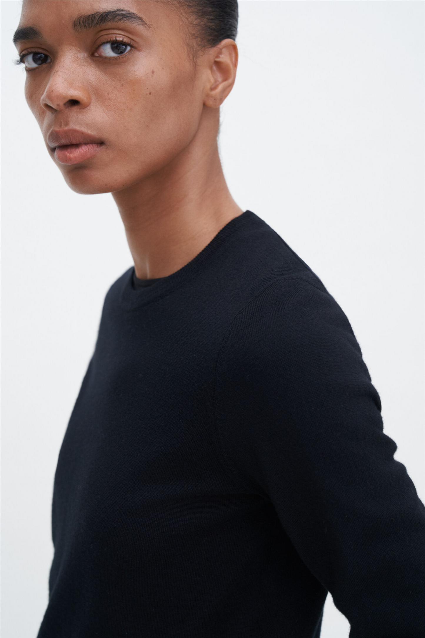 Merino R-Neck sweater Black